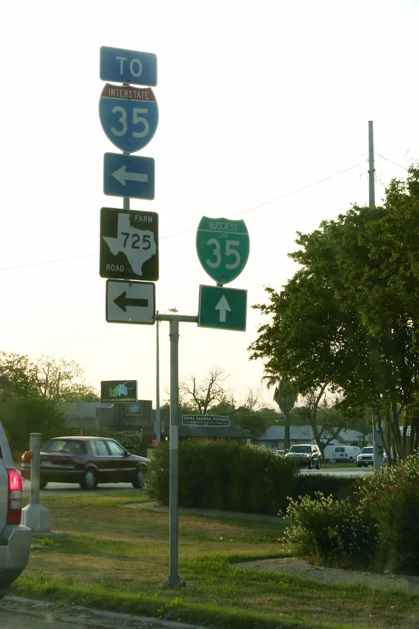 San Antonio I-35 northbound lanes reopened after vehicle struck overhead sign supports near New Braunfels exit