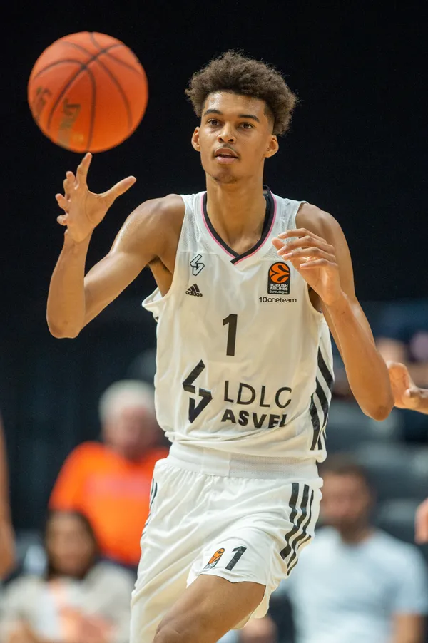 Victor Wembanyama’s late jumper vs. Suns clinches Spurs’ first playoff berth since the 2018-19 season