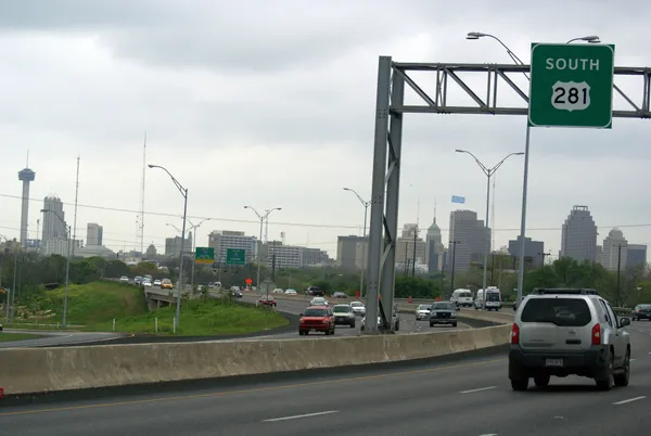 Major crash closes southbound U.S. 281 at San Pedro Avenue, triggering widespread North Side delays